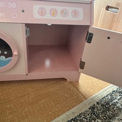 ピンクのおもちゃのドレッサーの画像