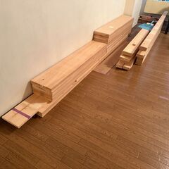パイン材ボードと金属製ブラケット（地元での引き取りは無料）の画像