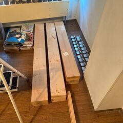パイン材ボードと金属製ブラケット（地元での引き取りは無料）の画像