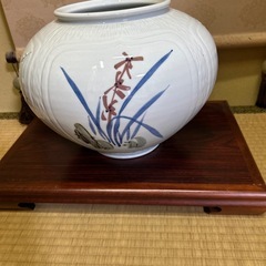 白い壺の画像