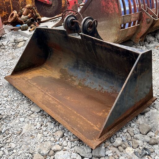 ☆☆　法面バケット　ピン径40㎜　 アーム幅135㎜　上ピン芯〜下ピン芯305㎜　☆☆　中古（00352）