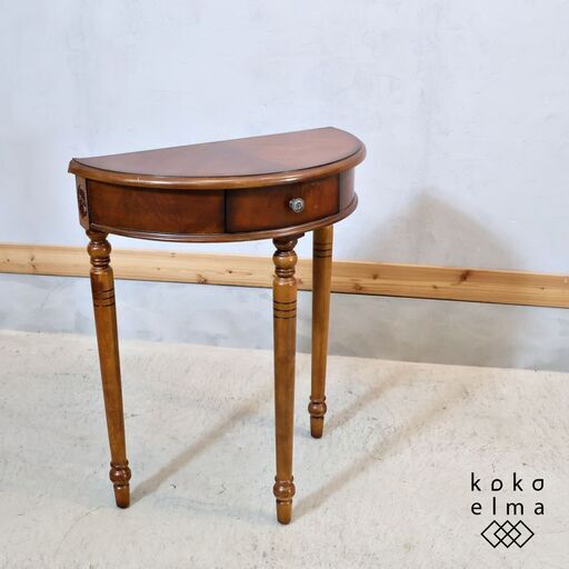 アンティーク調のコンソールテーブルです。 クラシックなデザインのホールテーブルはエレガントで高級感が溢れます。リビングやエントランス、ベッドルームなどに♪