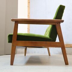人気のカリモク60よりモケットグリーン Kチェアー 2シーターです！北欧スタイルのレトロなデザインが魅力のコンパクトな2人掛けソファー♪カフェスタイルやヴィンテージテイストにおススメ♪の画像