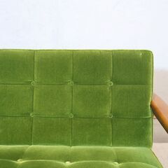 人気のカリモク60よりモケットグリーン Kチェアー 2シーターです！北欧スタイルのレトロなデザインが魅力のコンパクトな2人掛けソファー♪カフェスタイルやヴィンテージテイストにおススメ♪の画像