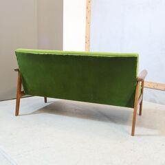 人気のカリモク60よりモケットグリーン Kチェアー 2シーターです！北欧スタイルのレトロなデザインが魅力のコンパクトな2人掛けソファー♪カフェスタイルやヴィンテージテイストにおススメ♪の画像