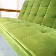 人気のカリモク60よりモケットグリーン Kチェアー 2シーターです！北欧スタイルのレトロなデザインが魅力のコンパクトな2人掛けソファー♪カフェスタイルやヴィンテージテイストにおススメ♪の画像