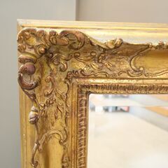 アンティーク調ウォールミラーです。重厚感のあるフレームに繊細で美しい彫刻が施されており、壁に立てかけるだけでも存在感があります。エレガントな優雅さを感じさせる壁掛け鏡です♪ の画像