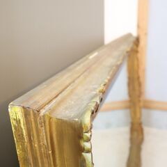 アンティーク調ウォールミラーです。重厚感のあるフレームに繊細で美しい彫刻が施されており、壁に立てかけるだけでも存在感があります。エレガントな優雅さを感じさせる壁掛け鏡です♪ の画像