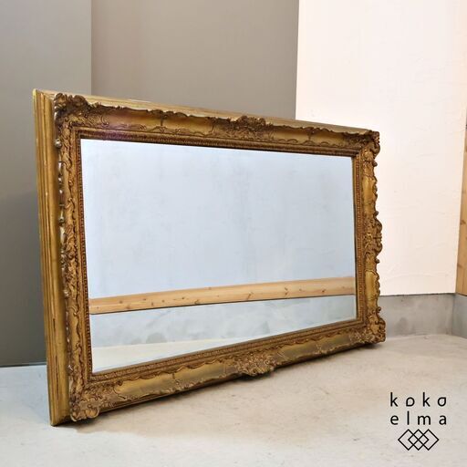 アンティーク調ウォールミラーです。重厚感のあるフレームに繊細で美しい彫刻が施されており、壁に立てかけるだけでも存在感があります。エレガントな優雅さを感じさせる壁掛け鏡です♪