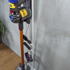 Dyson V8 Fluffy｜動作良好｜純正バッテリー交換（約2年前）｜ローラー汚れあり｜用賀引き取り可の画像