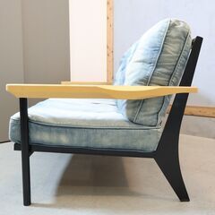 WTW(ダブルティー)のTISMO SOFA2 DENIM(ティズモ ソファ2 デニム)。クッションにはフェザーを使用しフレームのアッシュ材がナチュラルな雰囲気の2人掛けソファー。西海岸スタイルに♪の画像