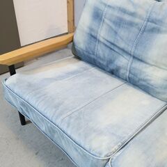 WTW(ダブルティー)のTISMO SOFA2 DENIM(ティズモ ソファ2 デニム)。クッションにはフェザーを使用しフレームのアッシュ材がナチュラルな雰囲気の2人掛けソファー。西海岸スタイルに♪の画像