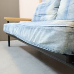 WTW(ダブルティー)のTISMO SOFA2 DENIM(ティズモ ソファ2 デニム)。クッションにはフェザーを使用しフレームのアッシュ材がナチュラルな雰囲気の2人掛けソファー。西海岸スタイルに♪の画像