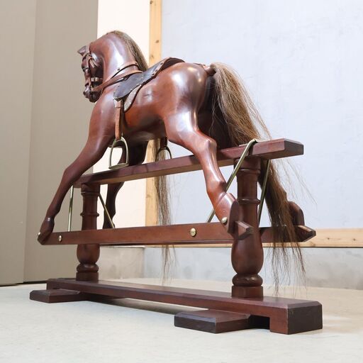 イギリスが誇る最高峰の木馬メーカー”StevensonBrothers(スティーブンソンブラザーズ)”製のロッキングホースです。馬の筋