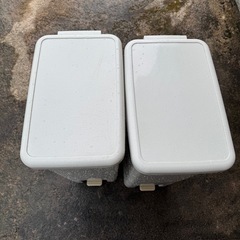 [決まりました]中古　2個セット　ゴミ箱　分別　ペダルペール　ダストボックス　キッチン　足踏みゴミ箱の画像