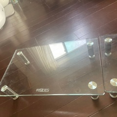 ガラス製パソコン台の画像