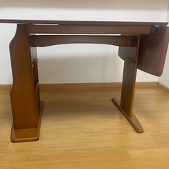 木目ダイニングテーブルの画像