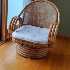 籐テーブルと籐椅子のセットの画像