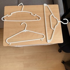 42個セットのプラスチック製ハンガーの画像