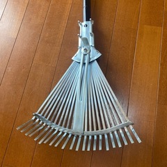 落ち葉を集める道具の画像