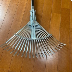 落ち葉を集める道具の画像