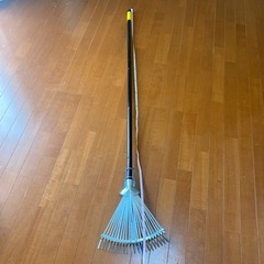 落ち葉を集める道具の画像