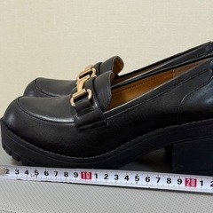 レディース 厚底ヒールローファー ブラック ゴールド金具付きの画像