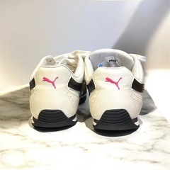 PUMA 24.5 ローカットスニーカー　ホワイトの画像