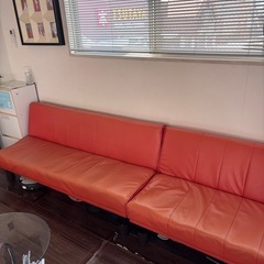 赤いソファーの画像