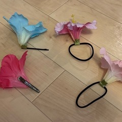 ハイビスカスの髪飾りの画像