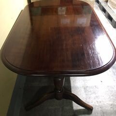 木製ダイニングテーブルの画像