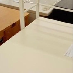 デスク、テーブル、キッチンの画像
