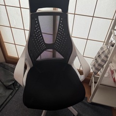 仕事テーブル、椅子、モニターの画像