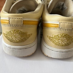 NIKE AIR JORDAN 1 LOW Pollen イエローの画像