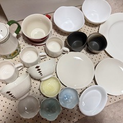 食器のセットの画像
