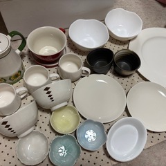 食器のセットの画像