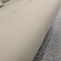 ジモティー見た！で5%OFF【2人掛けソファ】ニトリ Nシールド コウテイ3 レザーソファ 合皮 ハイバックソファ クッション付き : ベージュ/ブラウンの画像