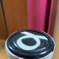 シルバーとピンクのデザインのビーチテニスのラケットの画像