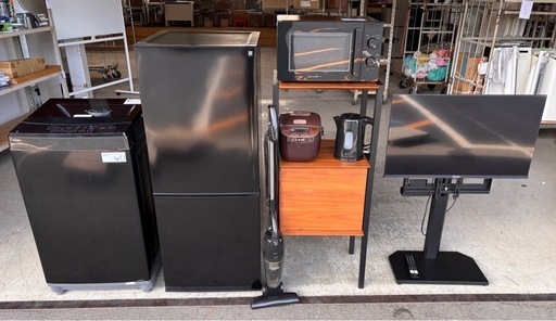 ?2022年ブラック家電+スマートテレビ 超豪華7点セット  洗濯機・冷蔵庫・レンジ・ケトル・掃除機・炊飯器・TV ?【棚おまけ付き 