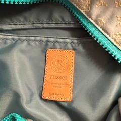 russet（ラシット）刺繍風ナイロンリュック／サックスブルー 定価：24,200円 
A4収納可　の画像