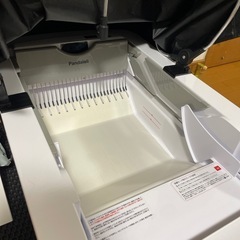 猫　自動トイレ　未使用品　おまけ付き（猫砂4袋➕ご飯皿）の画像