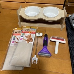 猫　自動トイレ　未使用品　おまけ付き（猫砂4袋➕ご飯皿）の画像