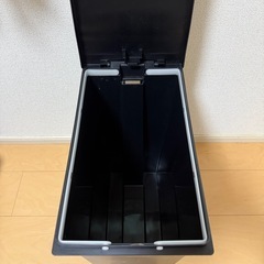 ペダル付き　ゴミ箱　　　の画像