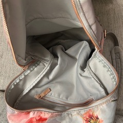 TED BAKER 花柄リュック バックパック グレー×ピンク系の画像