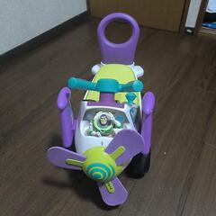 足蹴りタイプの、飛行機型乗物玩具の画像