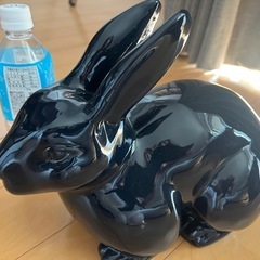 陶器のうさぎの置物の画像