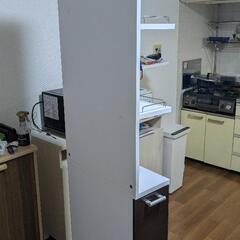隙間収納　食器棚の画像