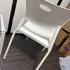 白い椅子の画像
