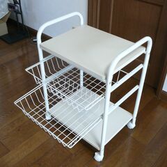 32. 【中古】キッチン収納棚 2段目と3段目引き出し式 キャスター付き キッチンの整理にの画像
