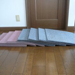 38. 値下げ【中古】タイルカーペット ピンク14枚 50cm×50cm(2枚のみサイズ異なります) グレー17枚 50cm×50cm 計31枚の画像